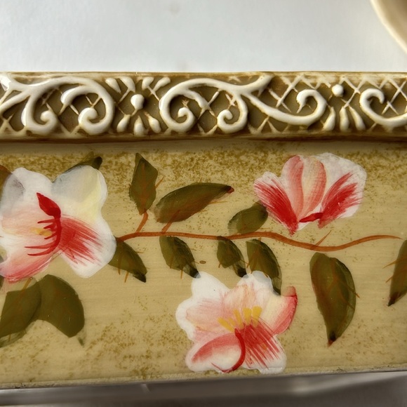 Temptations Presentable Ovenware, tan and red casserole dish. Great condition - Picture 4 of 7